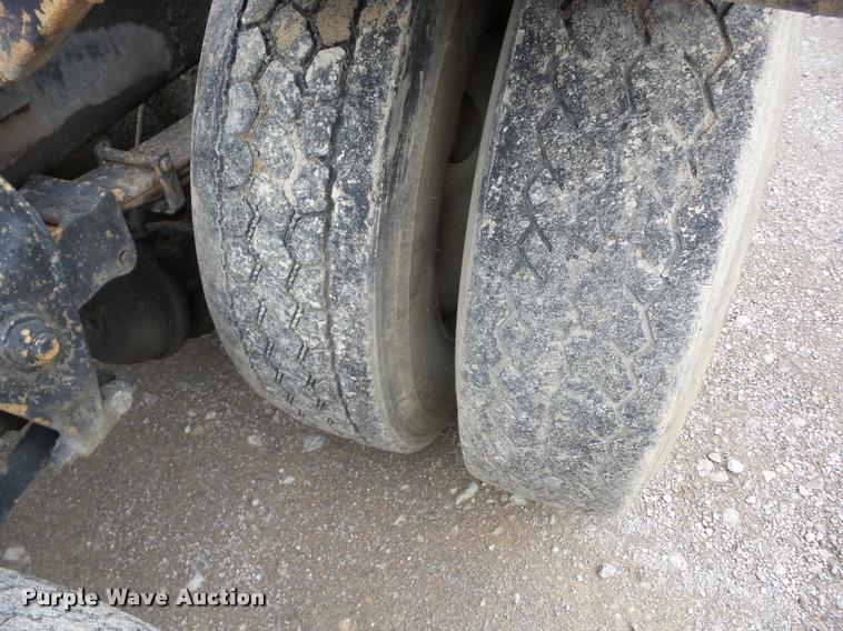 image for item K6463 1990 International 8300 semi truck