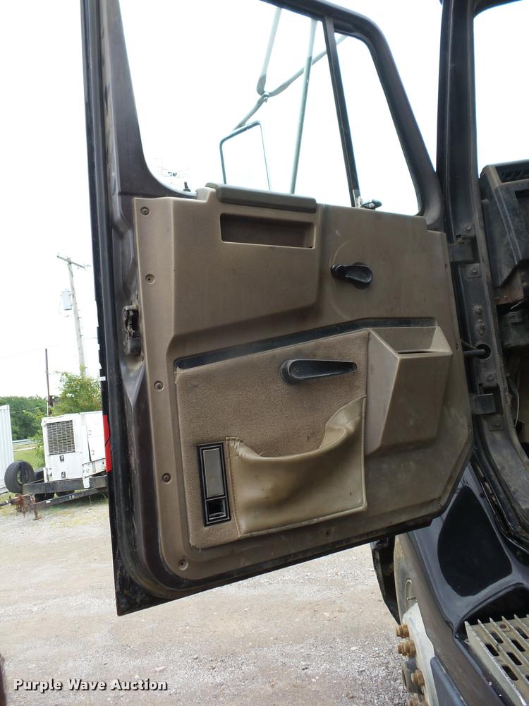 image for item K6463 1990 International 8300 semi truck