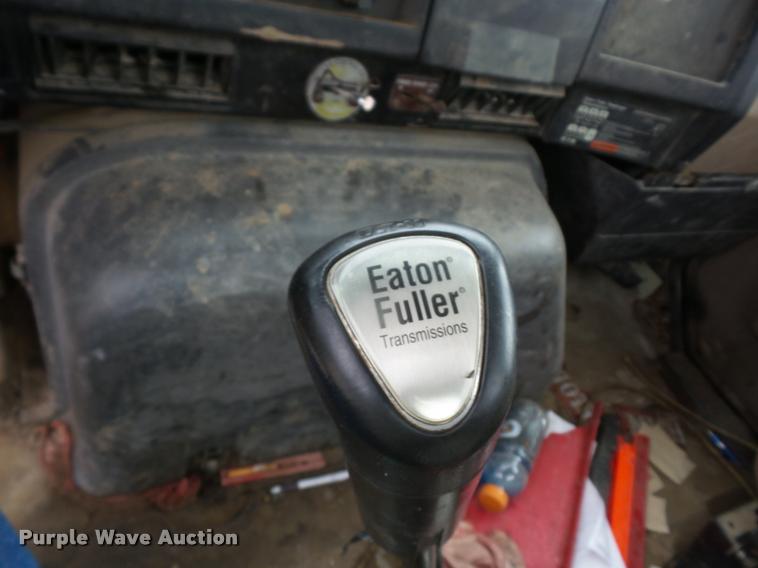 image for item K6463 1990 International 8300 semi truck