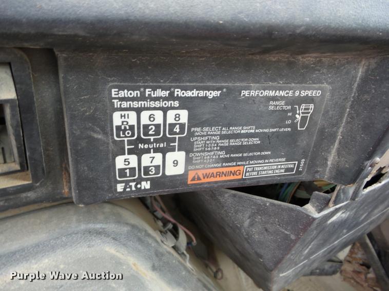 image for item K6463 1990 International 8300 semi truck