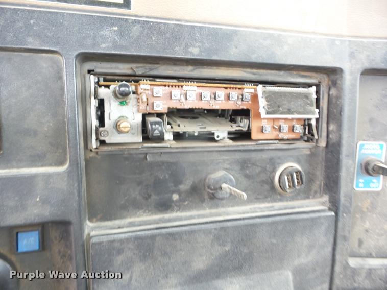 image for item K6463 1990 International 8300 semi truck