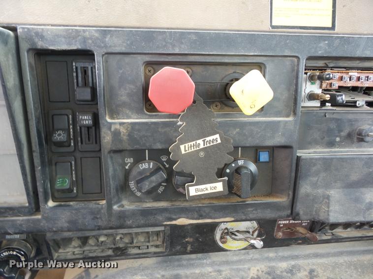 image for item K6463 1990 International 8300 semi truck