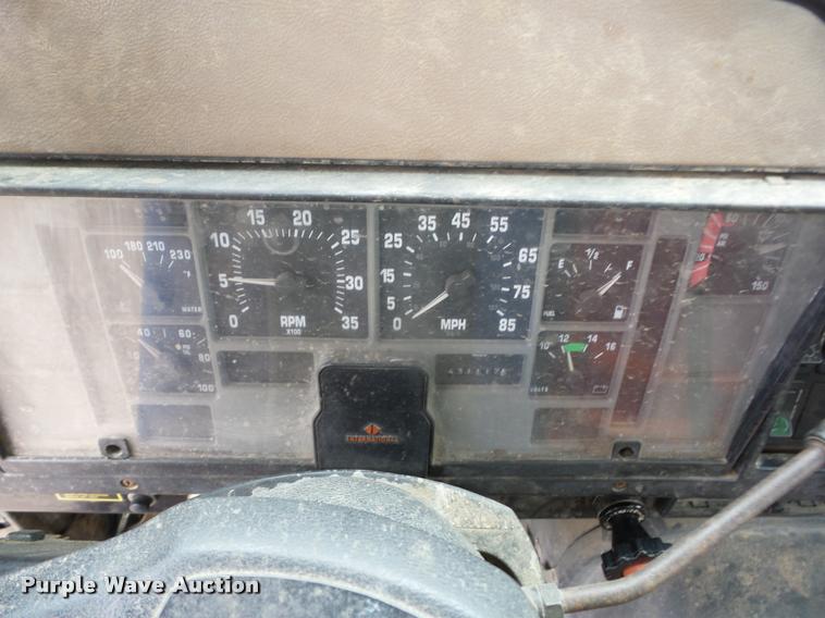 image for item K6463 1990 International 8300 semi truck