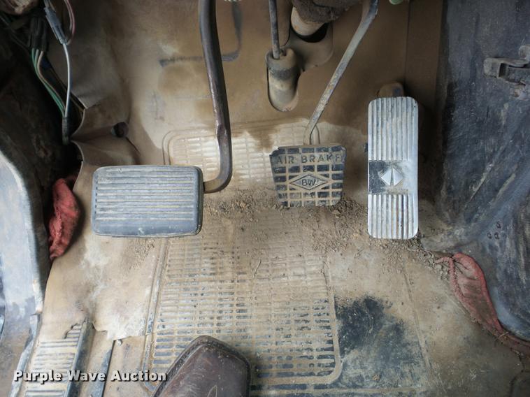 image for item K6463 1990 International 8300 semi truck