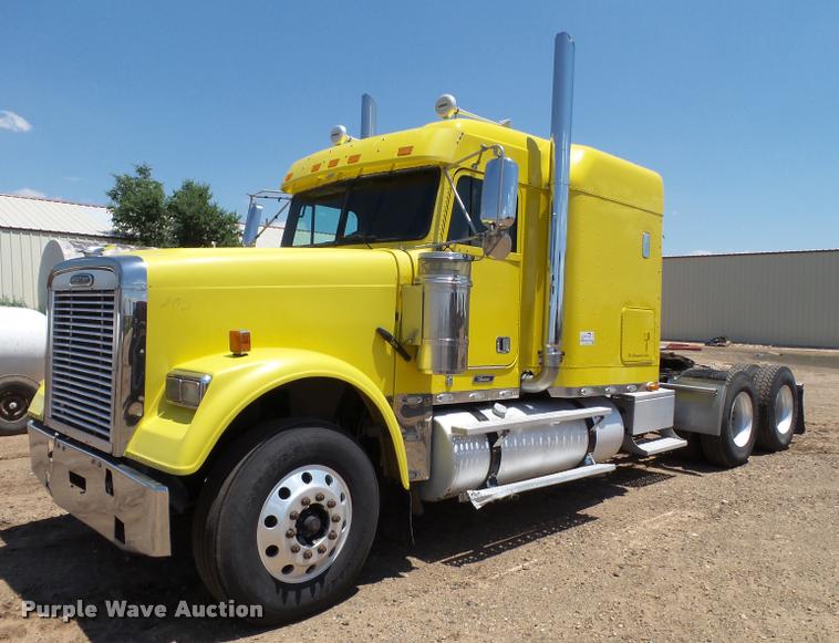 image for item L6646 2007 Freightliner Classic semi truck