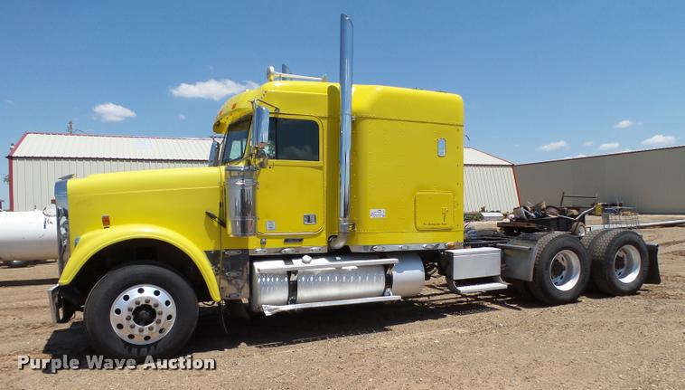 image for item L6646 2007 Freightliner Classic semi truck