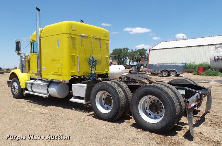 image for item L6646 2007 Freightliner Classic semi truck