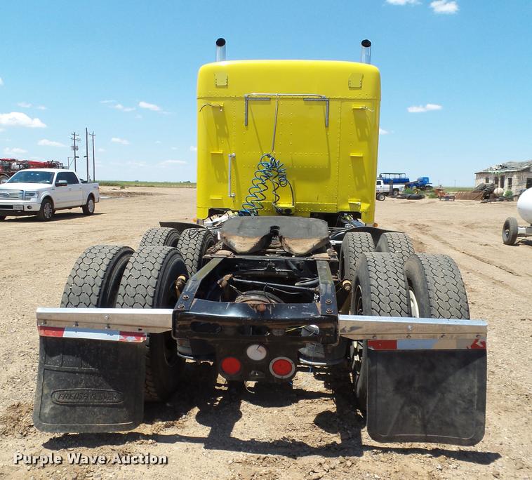 image for item L6646 2007 Freightliner Classic semi truck