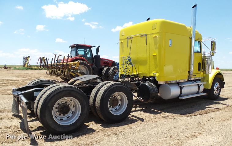 image for item L6646 2007 Freightliner Classic semi truck