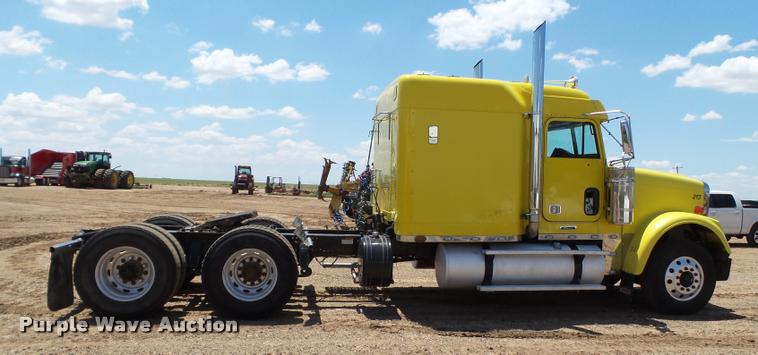 image for item L6646 2007 Freightliner Classic semi truck