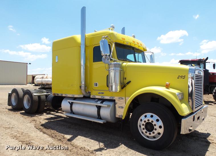 image for item L6646 2007 Freightliner Classic semi truck