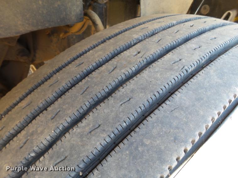 image for item L6646 2007 Freightliner Classic semi truck