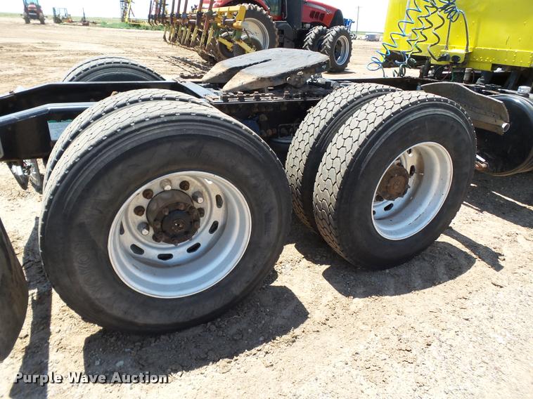 image for item L6646 2007 Freightliner Classic semi truck