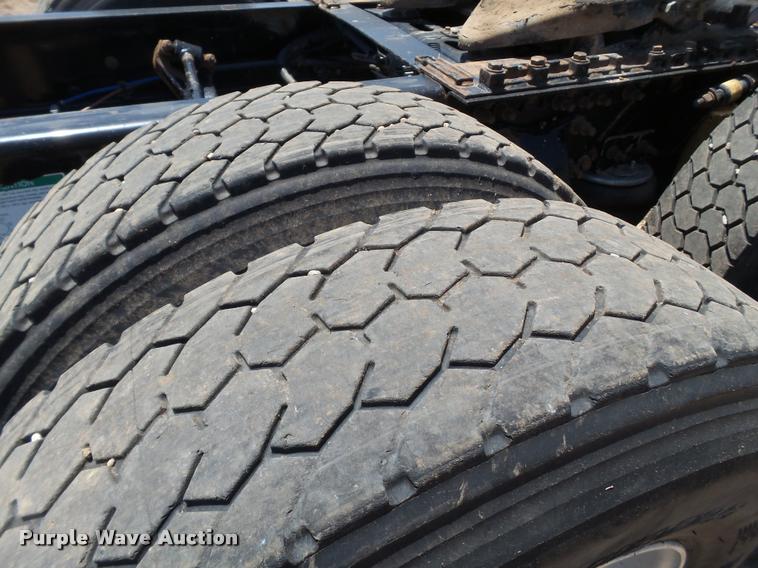 image for item L6646 2007 Freightliner Classic semi truck