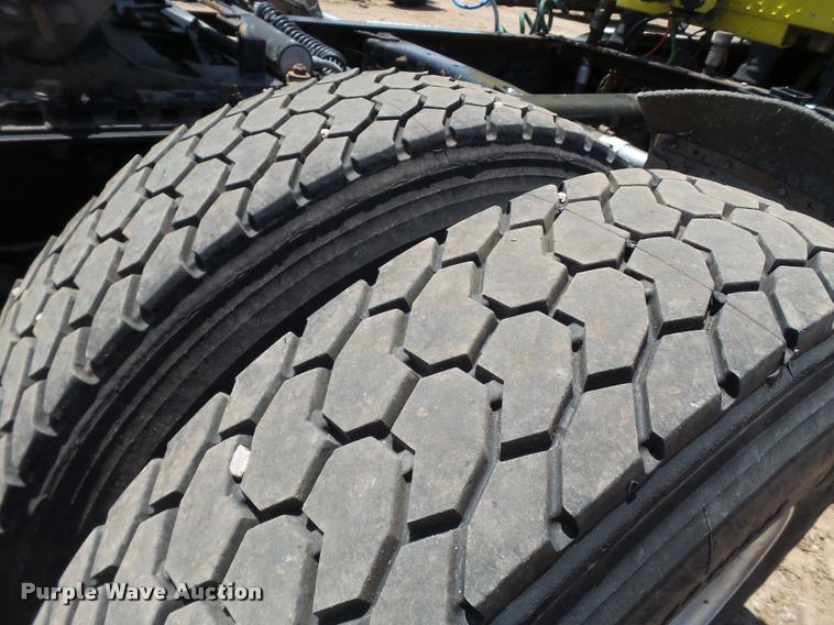 image for item L6646 2007 Freightliner Classic semi truck