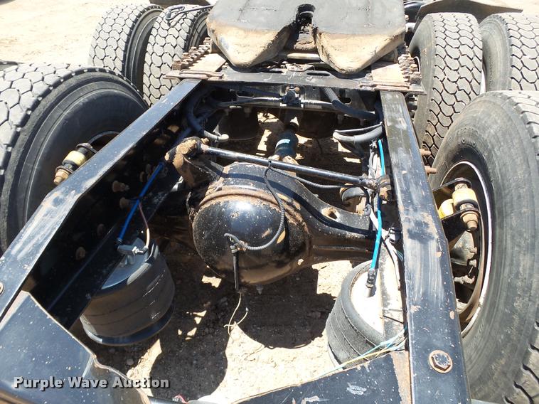 image for item L6646 2007 Freightliner Classic semi truck