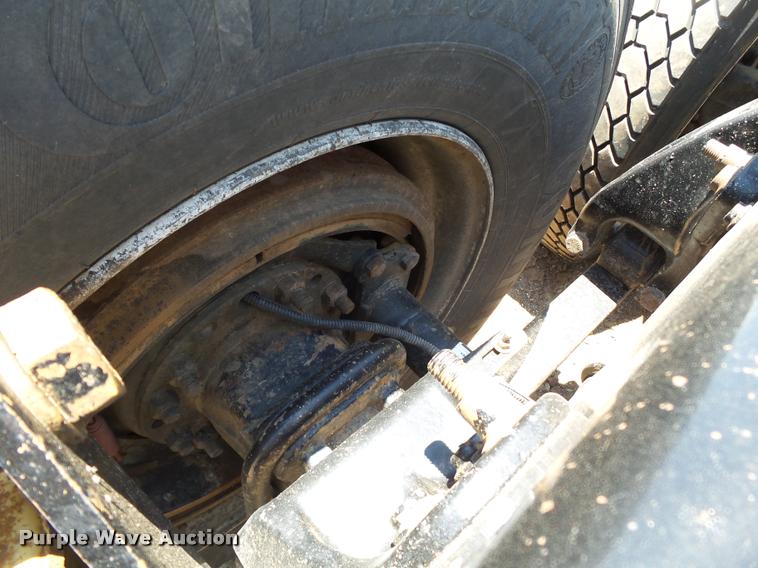 image for item L6646 2007 Freightliner Classic semi truck