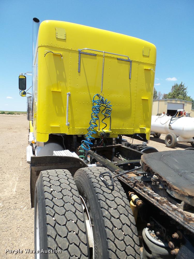 image for item L6646 2007 Freightliner Classic semi truck