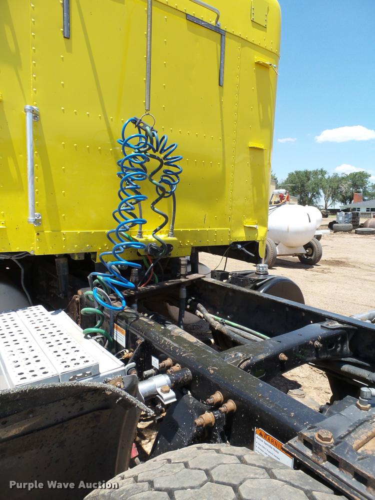 image for item L6646 2007 Freightliner Classic semi truck