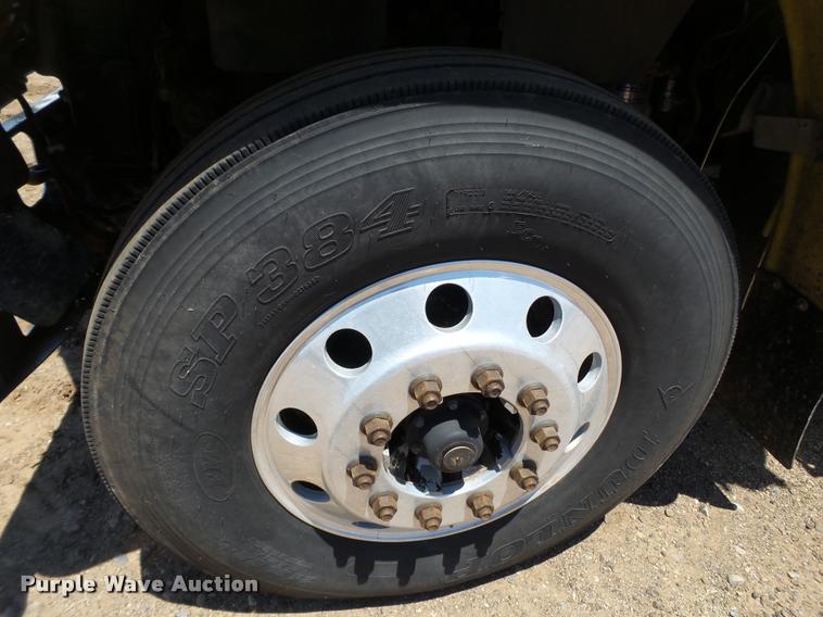 image for item L6646 2007 Freightliner Classic semi truck