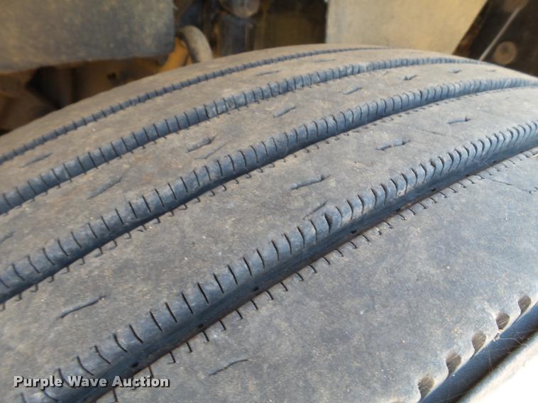 image for item L6646 2007 Freightliner Classic semi truck