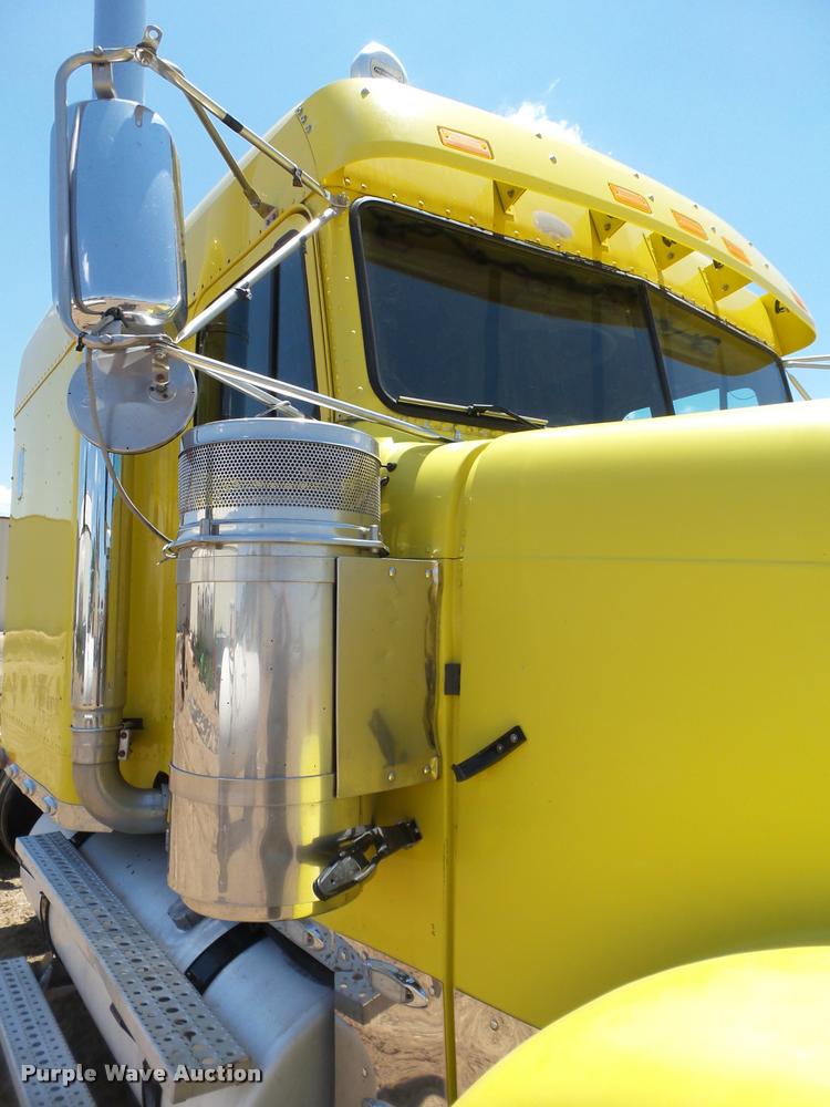 image for item L6646 2007 Freightliner Classic semi truck
