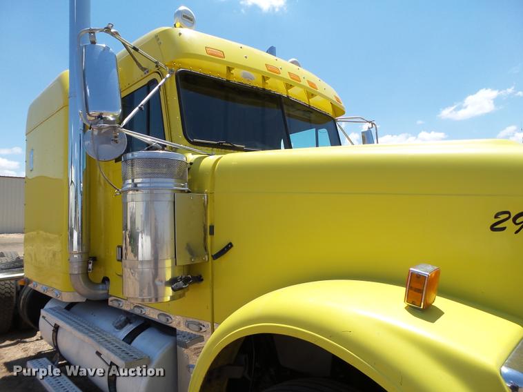 image for item L6646 2007 Freightliner Classic semi truck