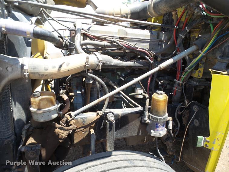 image for item L6646 2007 Freightliner Classic semi truck