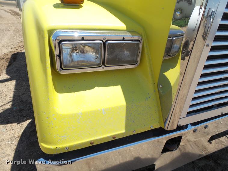 image for item L6646 2007 Freightliner Classic semi truck