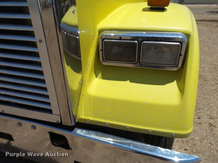 image for item L6646 2007 Freightliner Classic semi truck