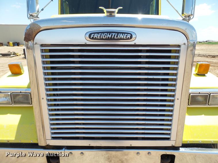 image for item L6646 2007 Freightliner Classic semi truck