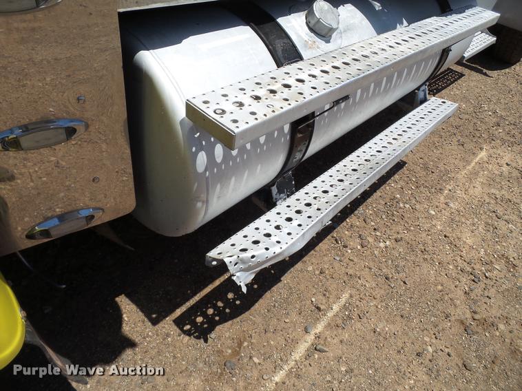 image for item L6646 2007 Freightliner Classic semi truck