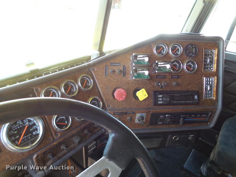 image for item L6646 2007 Freightliner Classic semi truck