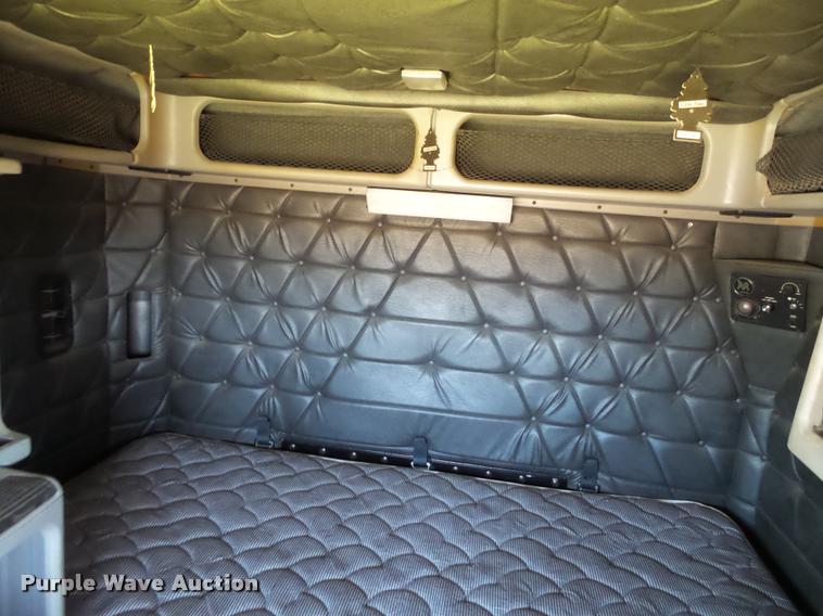 image for item L6646 2007 Freightliner Classic semi truck