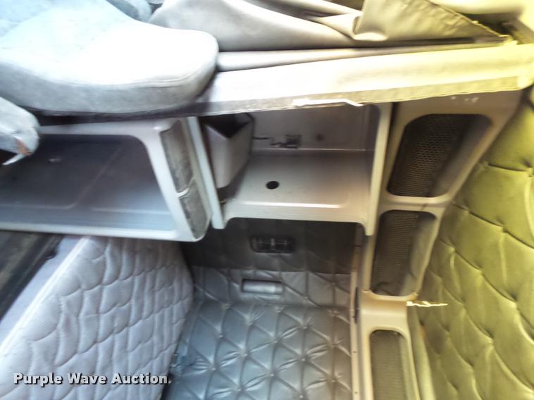 image for item L6646 2007 Freightliner Classic semi truck