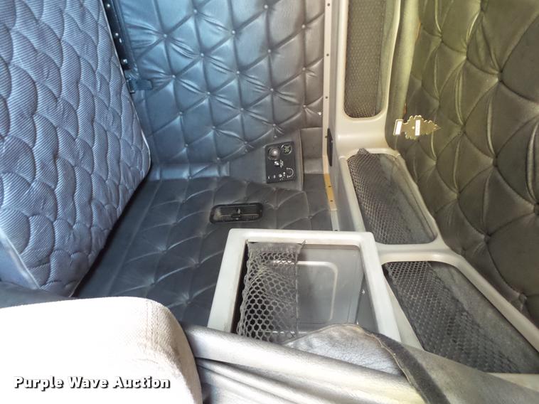 image for item L6646 2007 Freightliner Classic semi truck