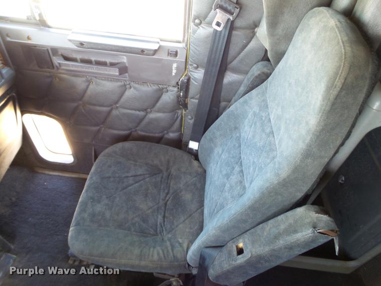 image for item L6646 2007 Freightliner Classic semi truck