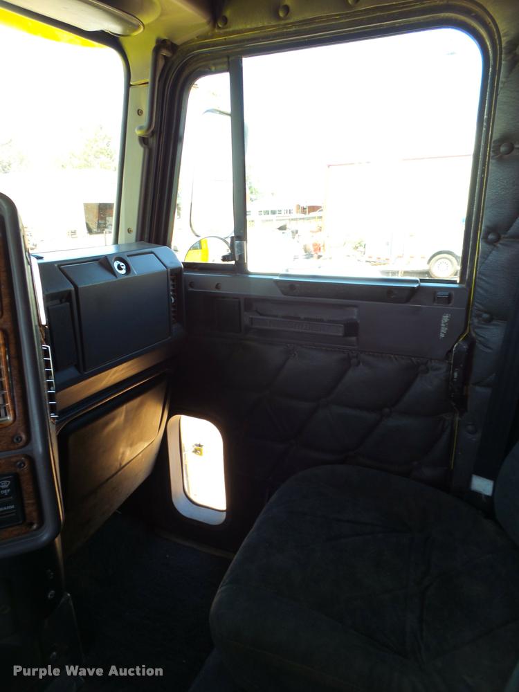 image for item L6646 2007 Freightliner Classic semi truck