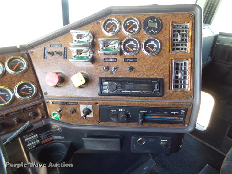 image for item L6646 2007 Freightliner Classic semi truck