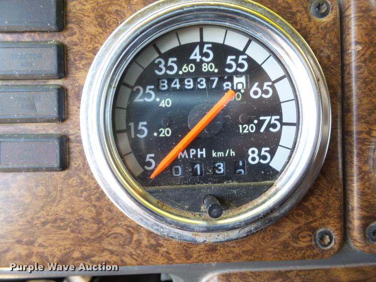 image for item L6646 2007 Freightliner Classic semi truck