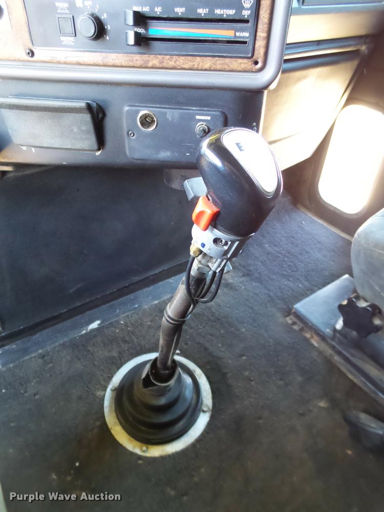 image for item L6646 2007 Freightliner Classic semi truck