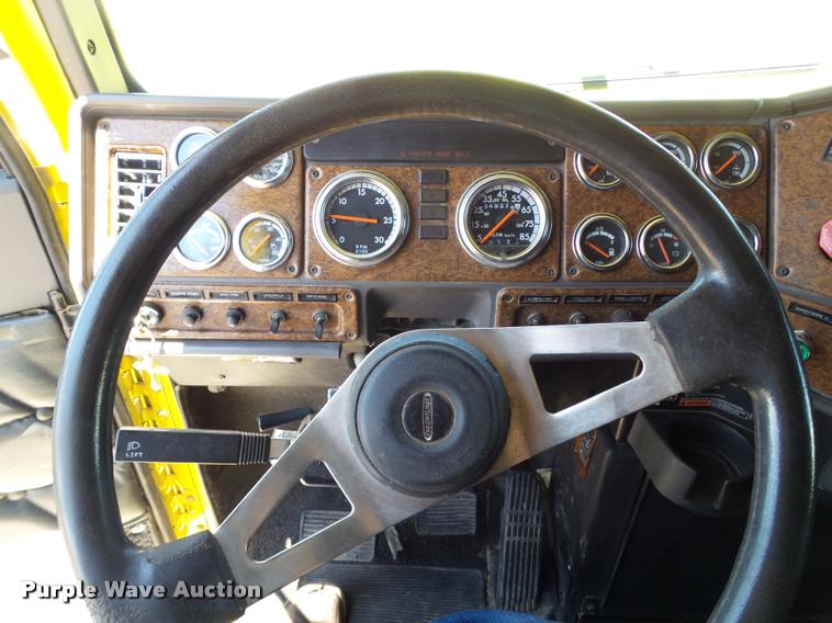 image for item L6646 2007 Freightliner Classic semi truck