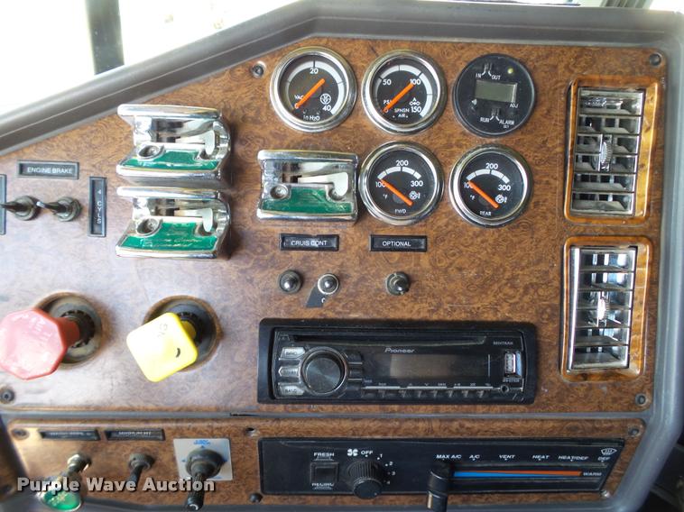 image for item L6646 2007 Freightliner Classic semi truck