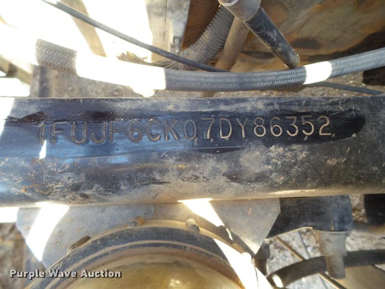 image for item L6646 2007 Freightliner Classic semi truck