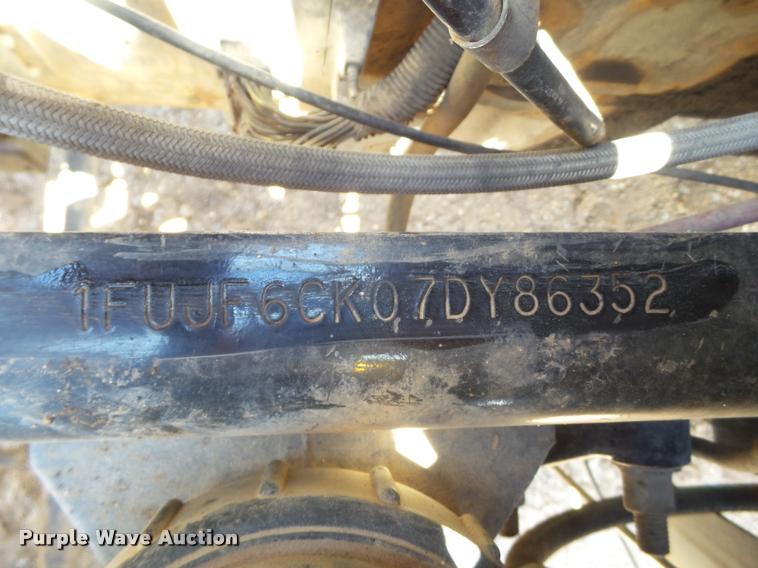 image for item L6646 2007 Freightliner Classic semi truck