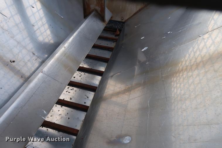 image for item BV9128 2001 Ford F350 Super Duty pickup truck