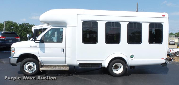 image for item DA2250 2008 Ford E350 Super Duty shuttle bus