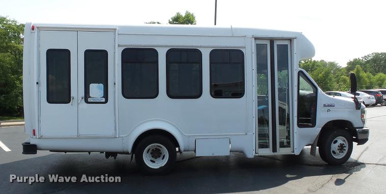 image for item DA2250 2008 Ford E350 Super Duty shuttle bus