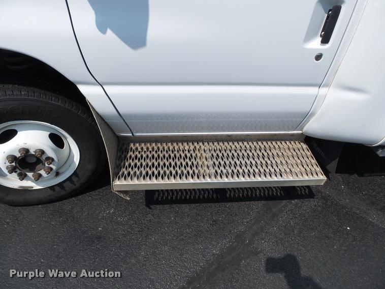 image for item DA2250 2008 Ford E350 Super Duty shuttle bus