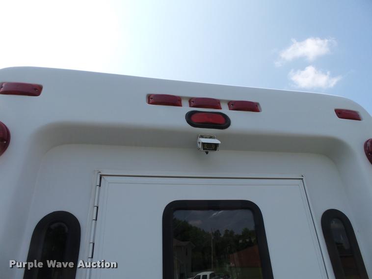 image for item DA2250 2008 Ford E350 Super Duty shuttle bus